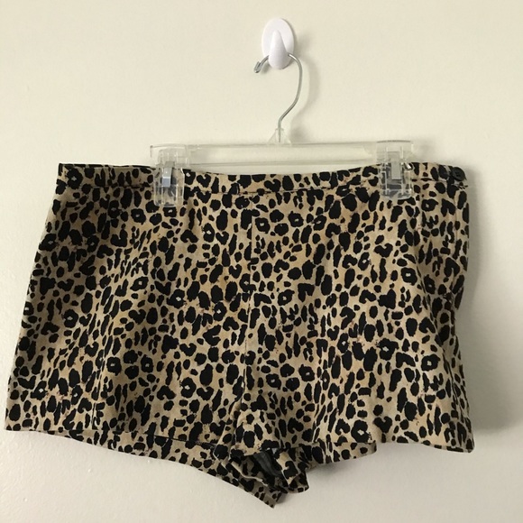 Forever 21 Leopard ๐ Print Shorts - Picture 1 of 4